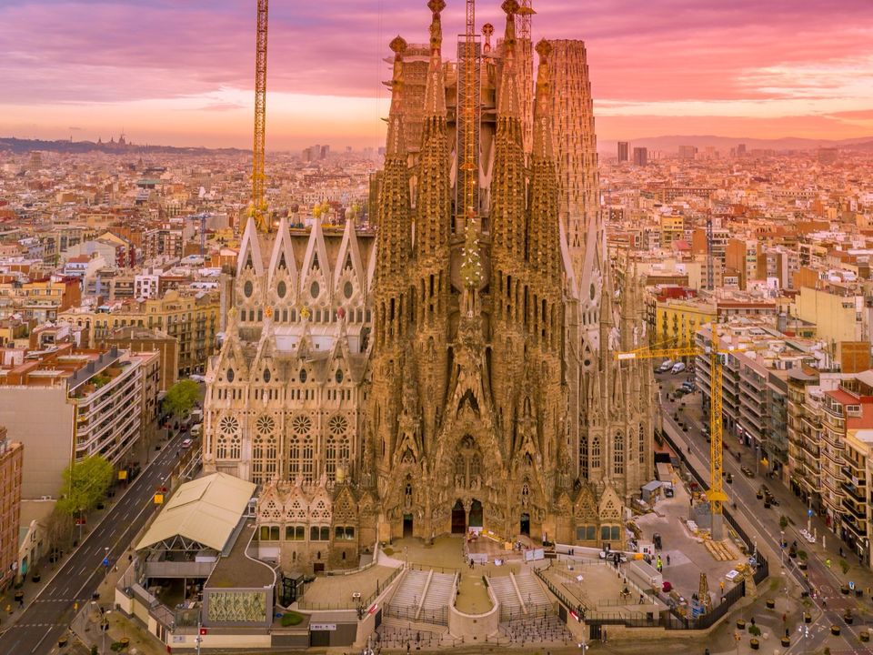 Sagrada Família ao pôr do sol, em Barcelona
