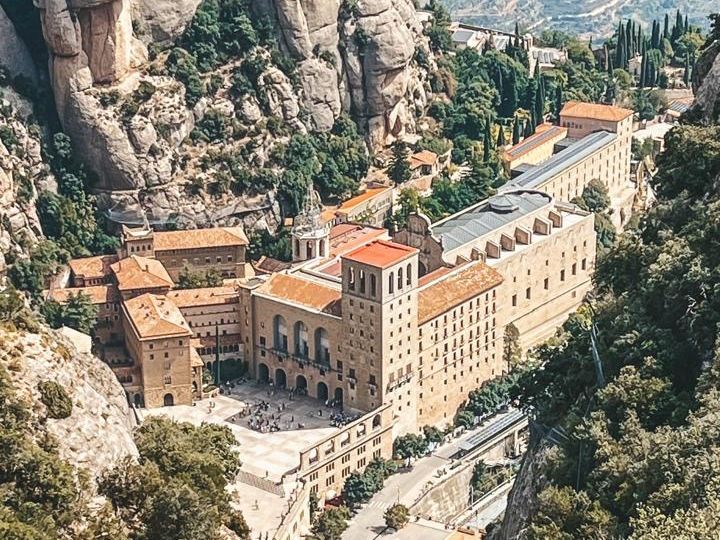 Mosteiro de Montserrat entre as montanhas, visto de cima